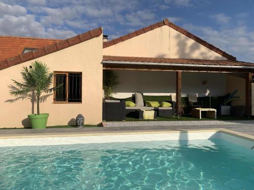 Saint-Germain-des-Fosses Bed & Breakfast | Maison Piscine & Jacuzzi