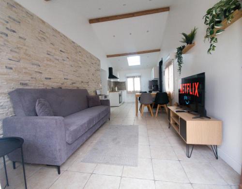 Orly Apartment | Maison Pierre & Poutres - Parking - Orly 10min