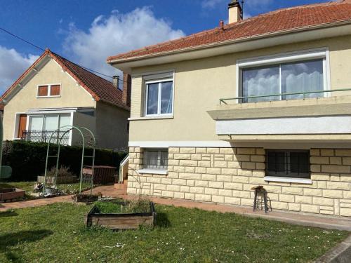 Bretigny-sur-Orge House | Maison pour 8 personnes avec jardin et à côté Gare RER C & Paris