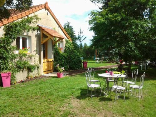 Avermes House | Maison rénovée avec piscine et jardin à Moulins - FR-1-489-324