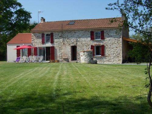La Roche-sur-Yon House | Maison rénovée en pleine campagne avec terrain, terrasse et équipements familiaux - FR-1-426-157
