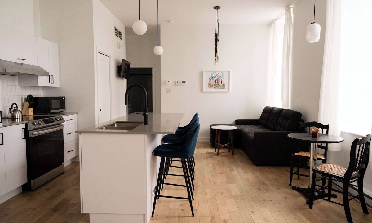 Ville-Marie Apartment | Maison Rasco Two-Bedrooms Apartment Old Montreal Prime Spot Pet Friendly Self Check-In Access Full Kitchen Wi-Fi AC