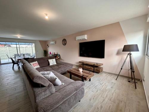 Clermont-Creans House | Maison Rosie - Maison moderne cozy avec extérieur