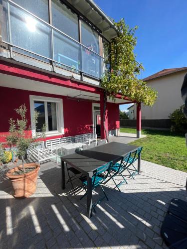 Millau Apartment | Maison rouge