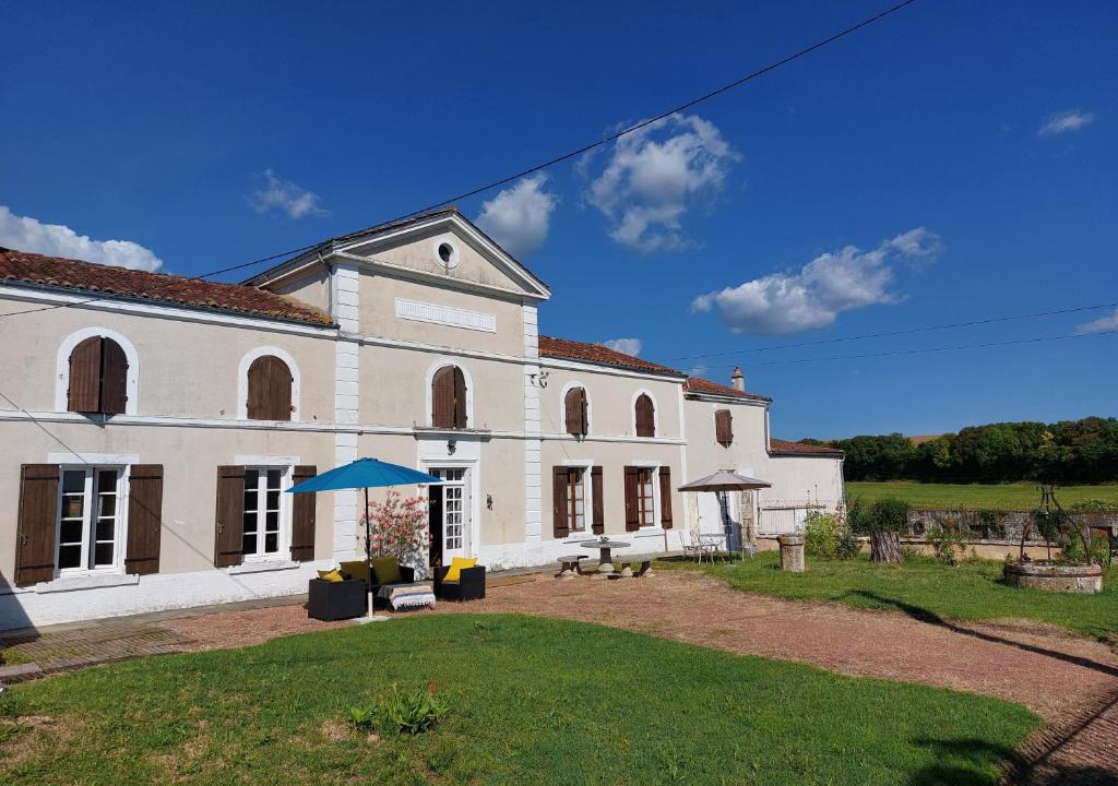 Saint-Jean-d'Angely Bed & Breakfast | Maison Rouge