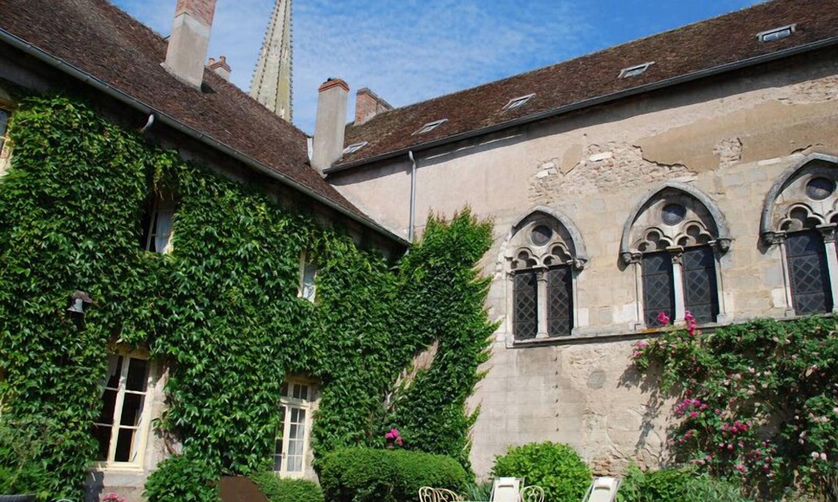 Autun House | Maison Sainte-Barbe