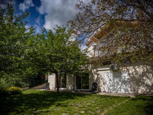 Fraisses Apartment | Maison sous le noyer