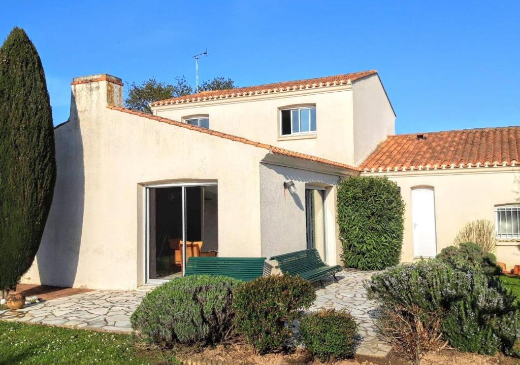 Olonne-sur-Mer House | Maison spacieuse à Olonne-sur-Mer avec jardin clos, proche plages et commerces, idéale familles - FR-1-197-560