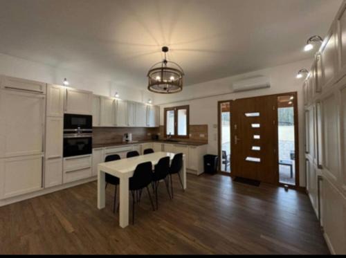 Montevrain Villa | Maison spacieuse avec cour privée a 10 min Disney