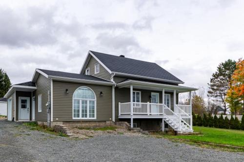 Saint-Damien-de-Buckland Ski Chalet | Maison spacieuse pres du Massif spa et jeux pour famille