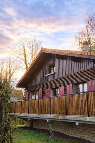 Feuilleres House | maison type chalet entourée d étangs