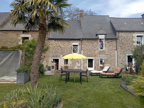 Lanvallay House | Maison vacances proche Dinan Couple et bébé