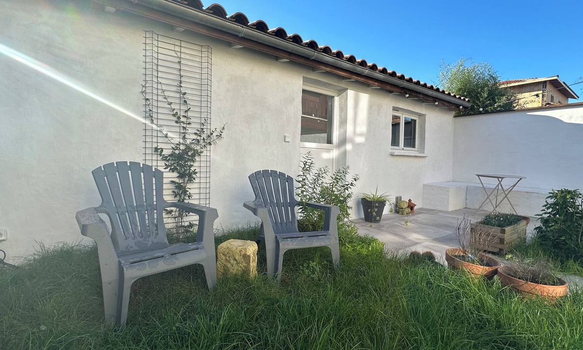 Begles House | Maisonette with garden