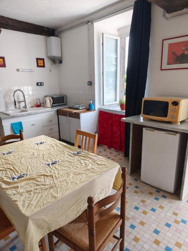 Saint-Ouen-La-Rouerie House | Maisonnette de campagne