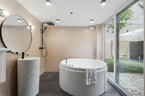 Maisons-Alfort Apartment | Maisons Alfort 6 Luxurious little house with private garden and Jacuzzi
