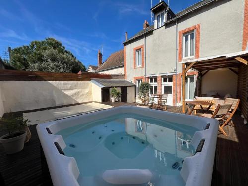 Romorantin-Lanthenay House | Maisons Sauvages -Piscine & Jacuzzi