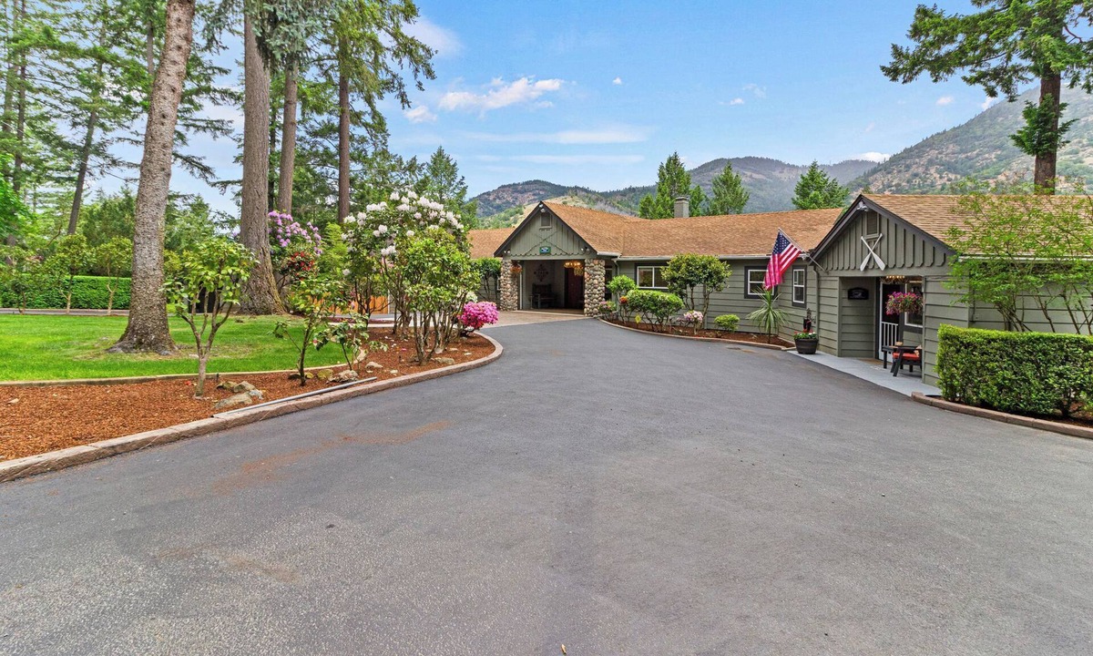 Grants Pass House | Majestic 2.4 Acre Estate on The Rogue River