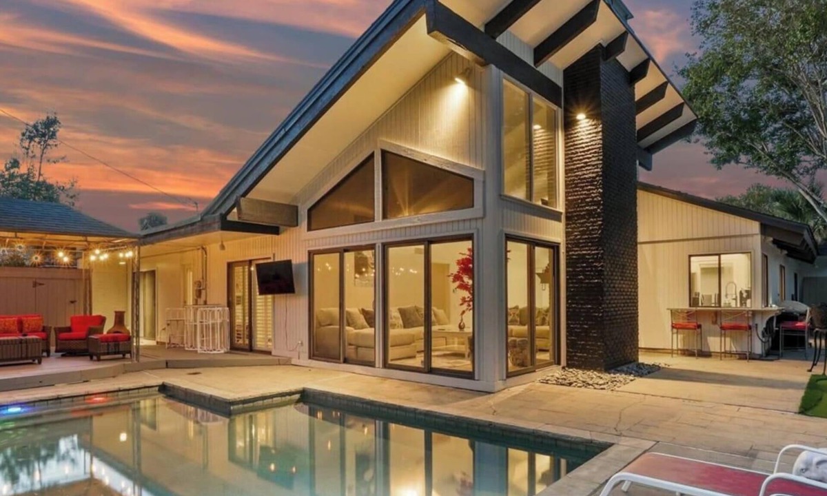 Irving House | Majestic 4BR/2.5B Home with Mini Golf, Pool, & Billiards