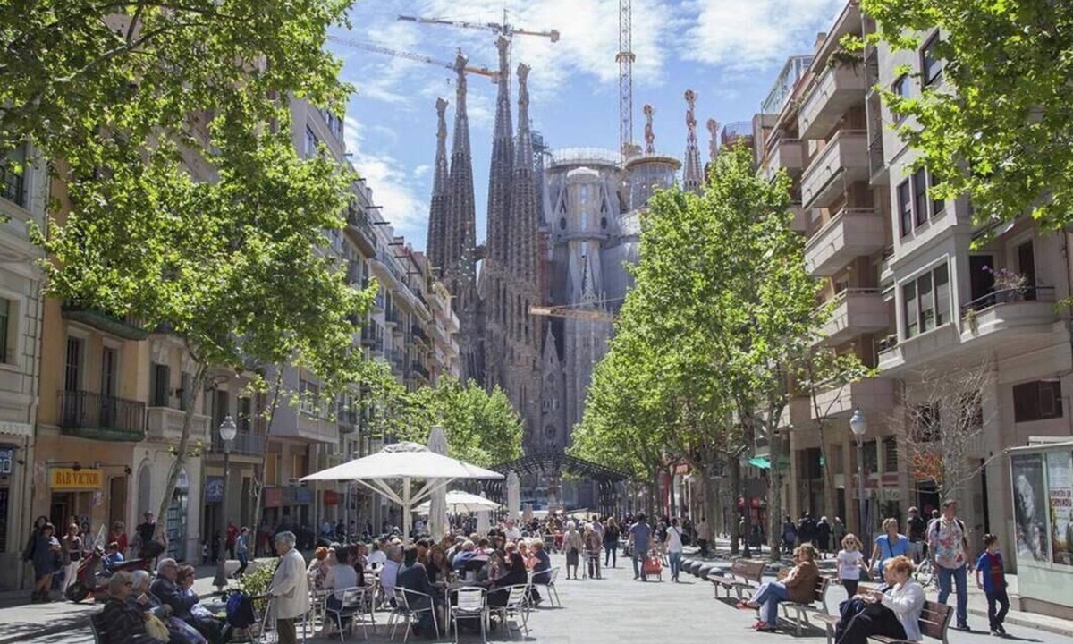 La Sagrera Apartment | Majestic 6-Bedroom Apartment in Central Barcelona
