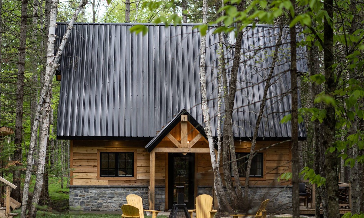 Trois-Rives Ski Chalet | Majestic chalet with spa at the water's edge.