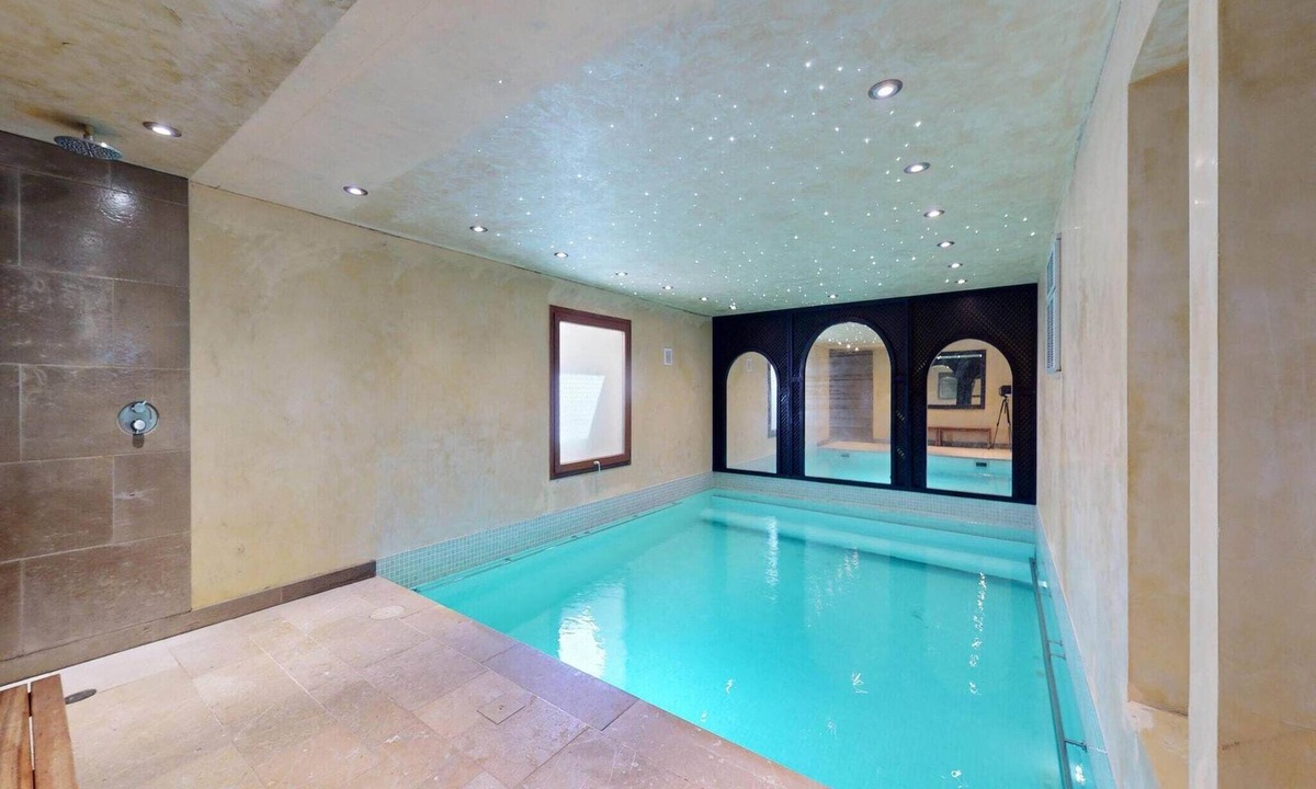 Saint-Pierre-de-Clages Ski Chalet | Majestic chalet with indoor pool
