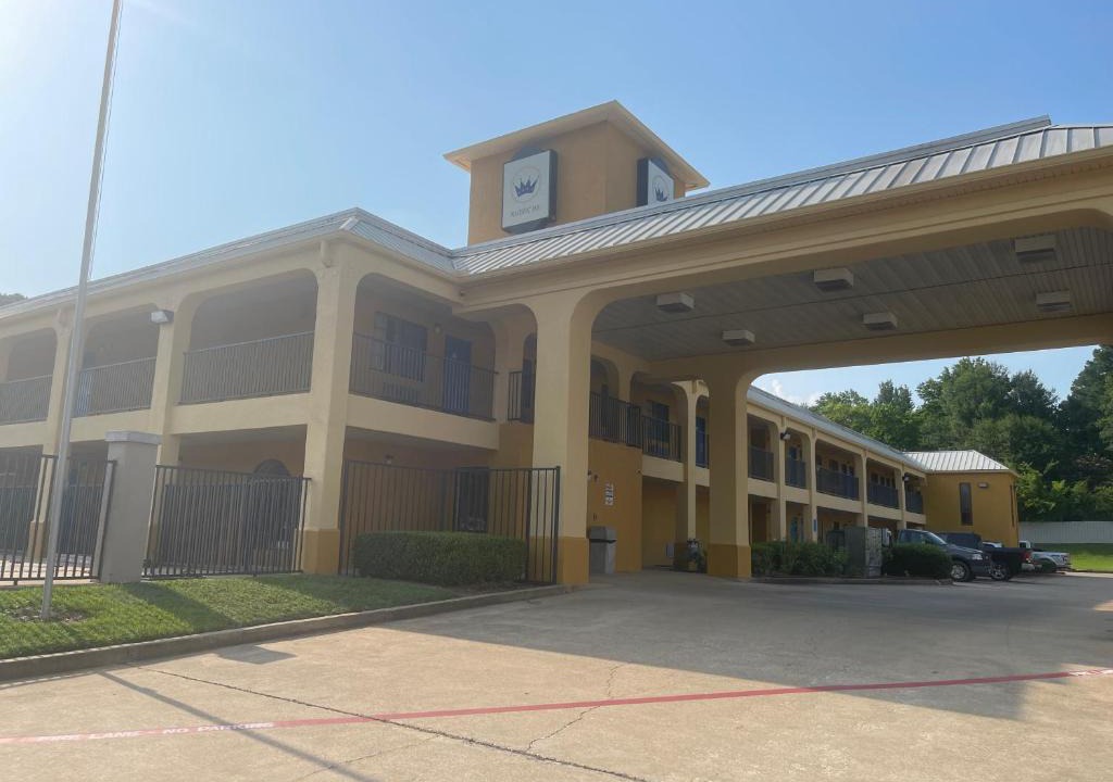 Longview Hotel | Majestic Inn