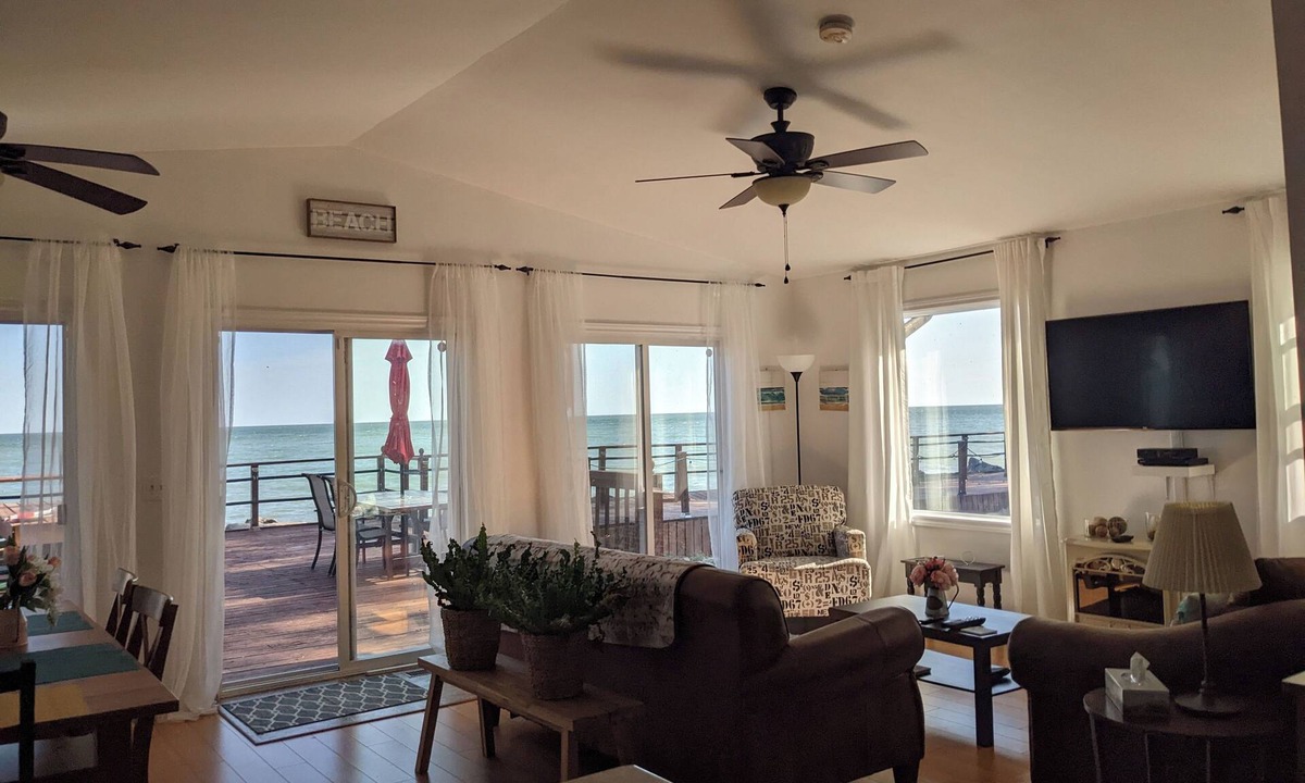 Leamington Cottage | Majestic Lake Erie Views - Serene Waterfront Cottage Getaway