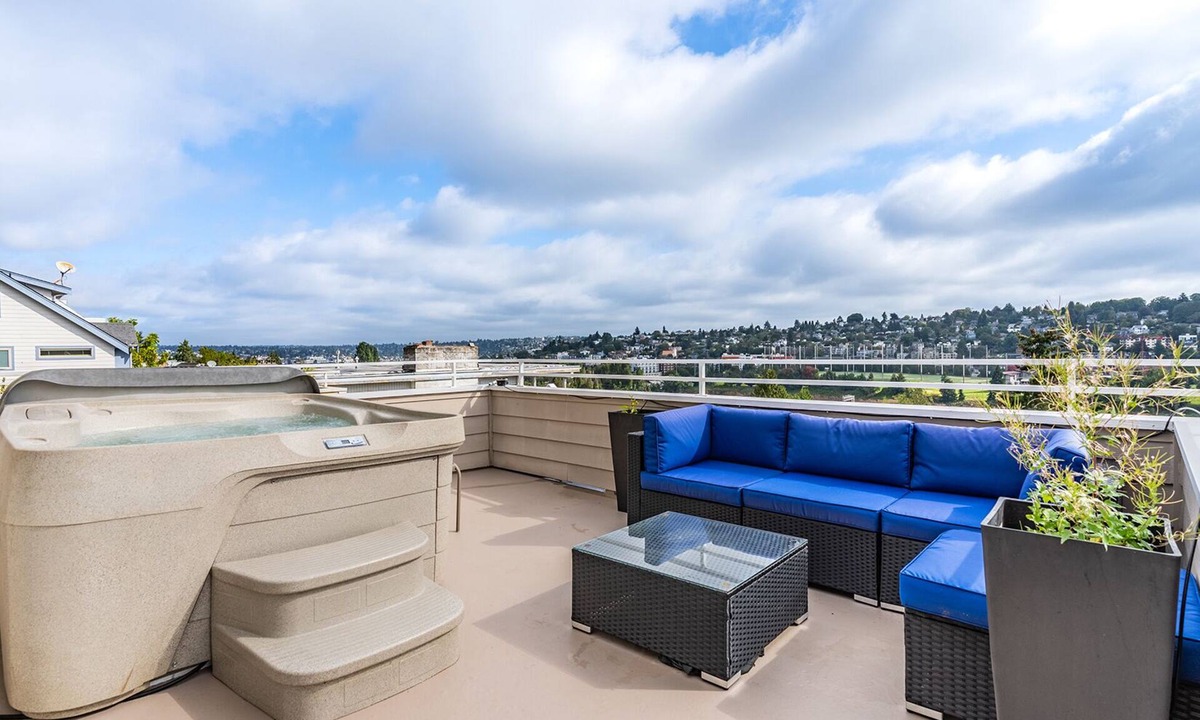 Southeast Magnolia House | Majestic Views with a Hot Tub!