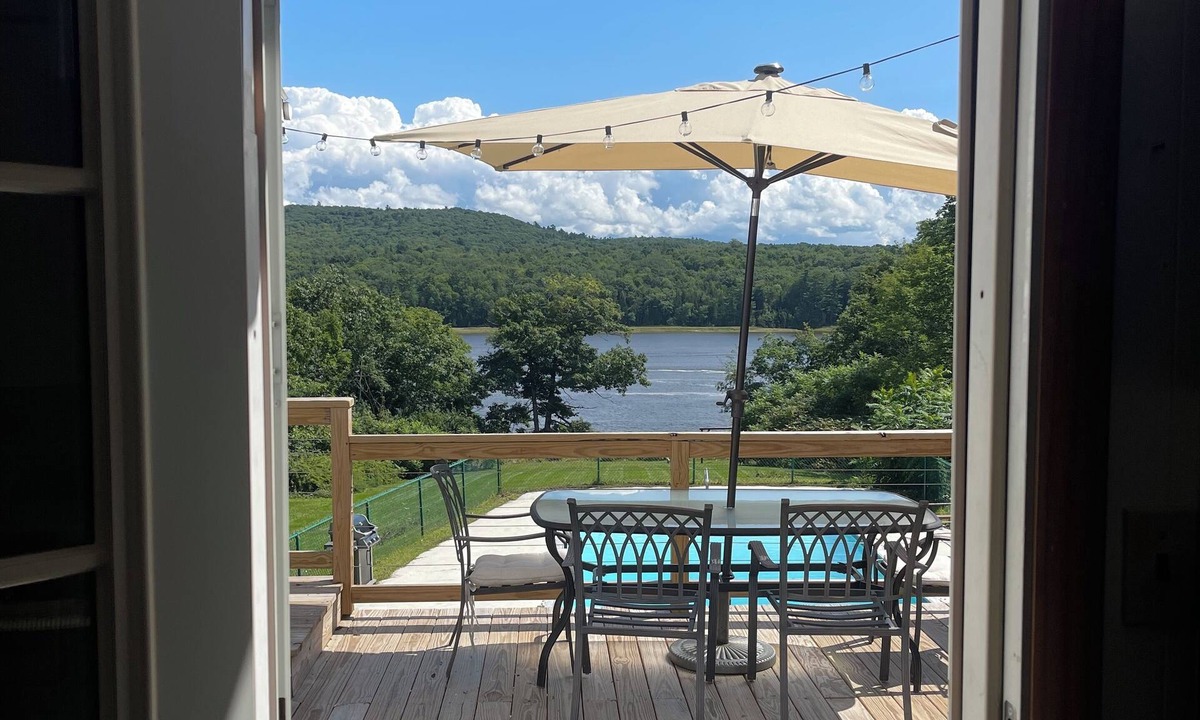 Winterport House | Majestic Waterfront River Home PET FRIENDLY