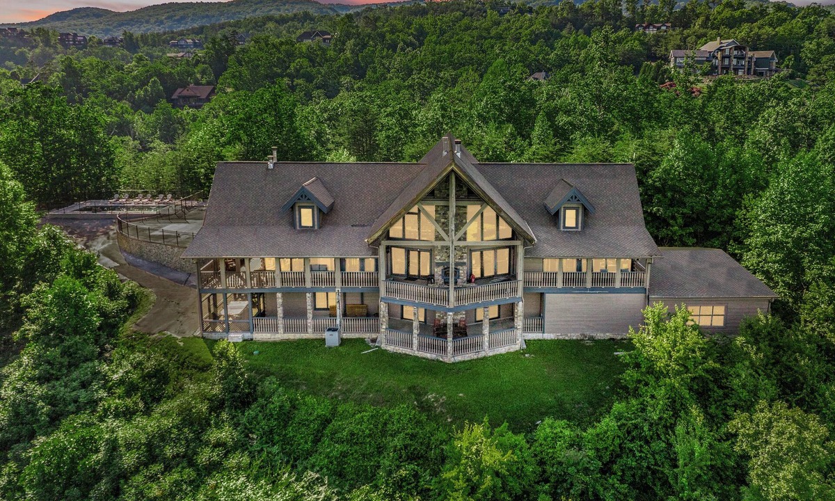 Sevierville Cabin | Majestica Lodge - Rock Wall -Outdoor Pool - Arcades - Views!