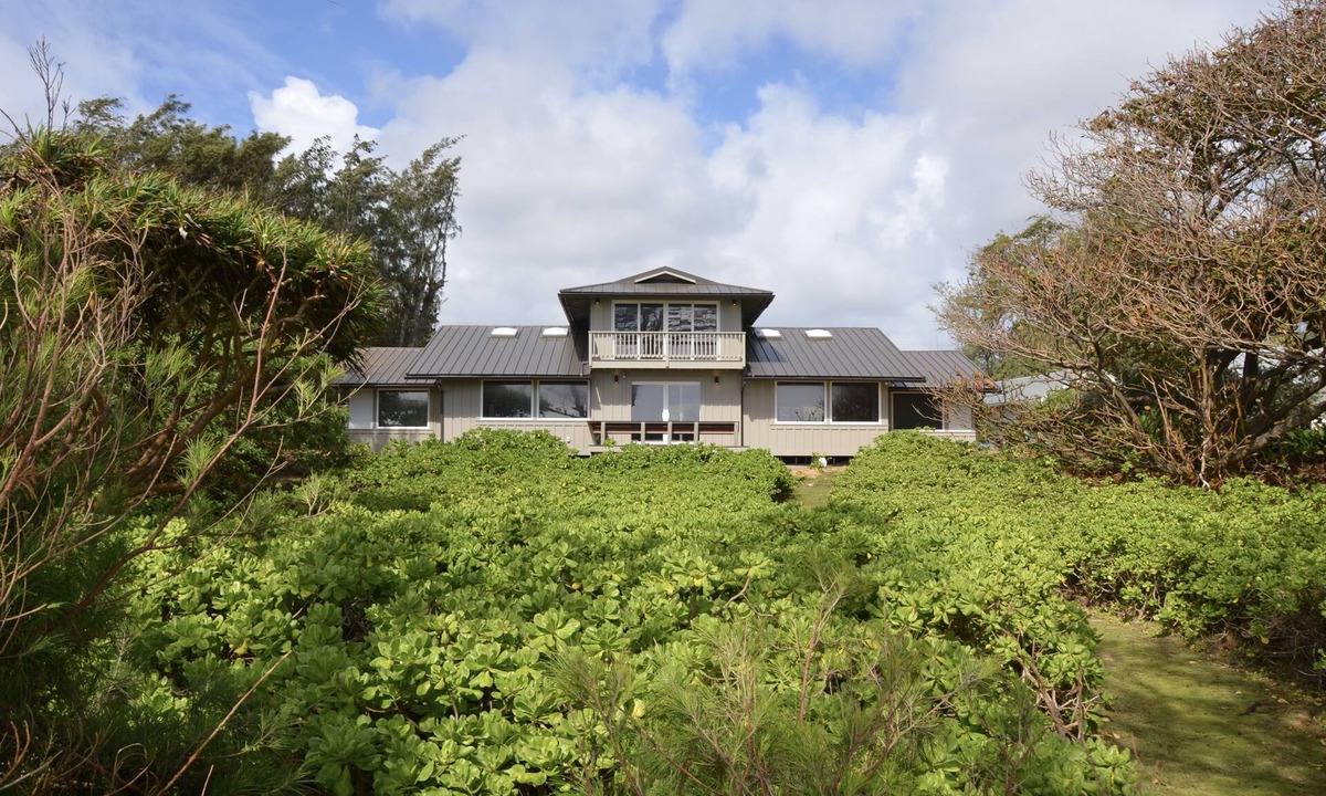Kahuku House | Malaekahana Beachfront Oasis Steps from Excellent Sandy-Bottom Swimming