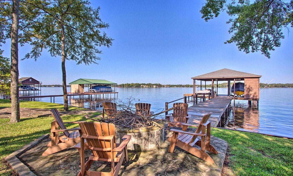 Malakoff House | Malakoff Home w/ Deck & Fire Pit: Cedar Creek Lake