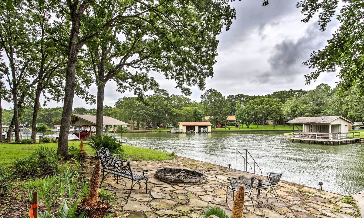 Star Harbor House | Malakoff Lake House - Deck, Boat Slips, & Fire Pit