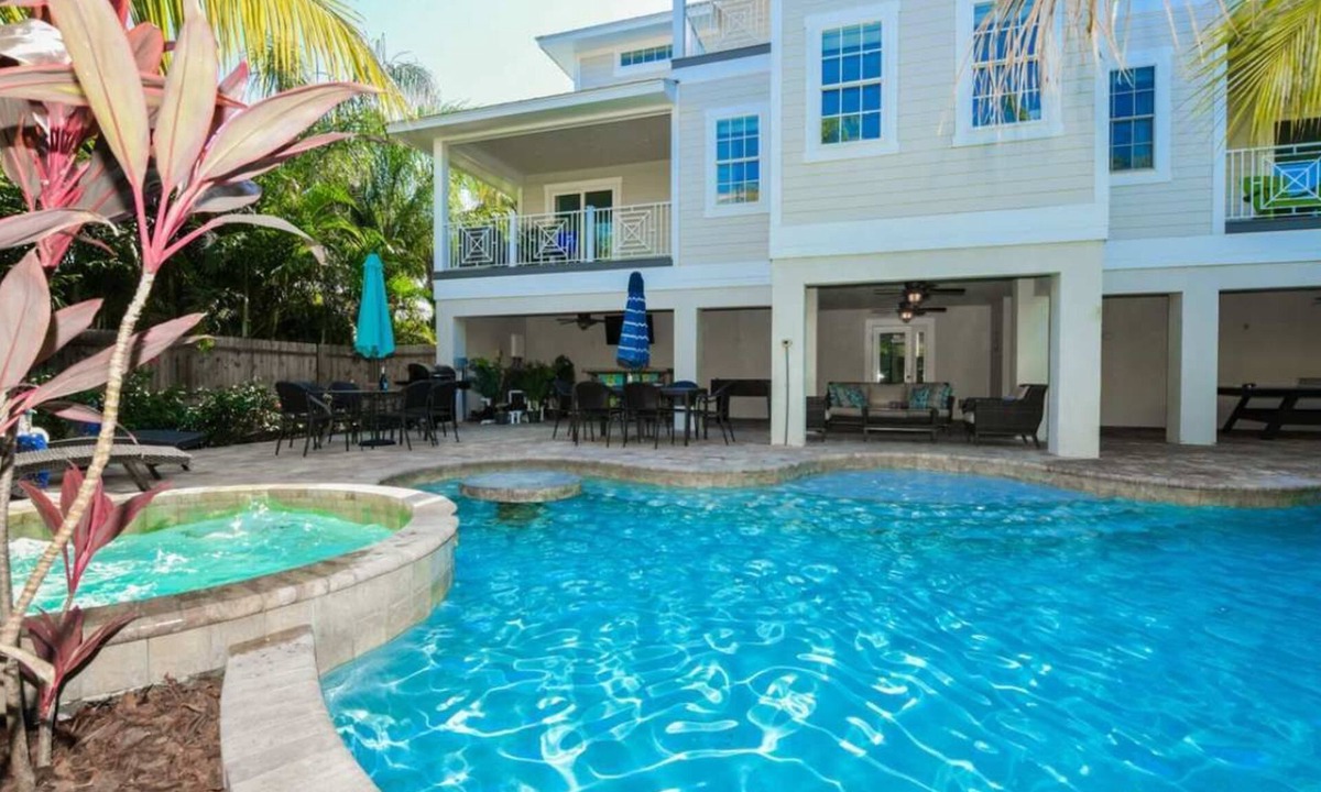 Holmes Beach House | Malibu Beach ~ Waterslide/Rooftop Views/Walk to Beach