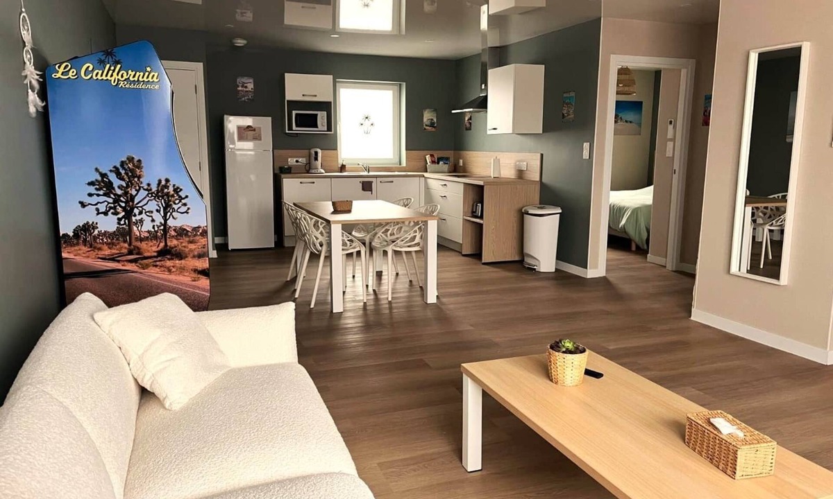 Neuf-Mesnil Apartment | Malibu - Suite in residence with swimming pool