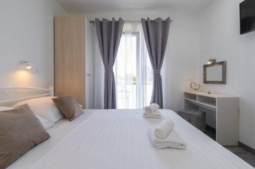 Brna Apartment | MALOA One bedroom White