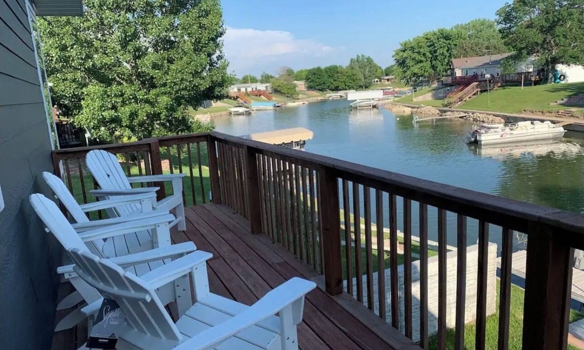 Elwood House | Mama Jen's NEWLY BUILT 4 BR Lake Front Home at Johnson Lake, Nebraska