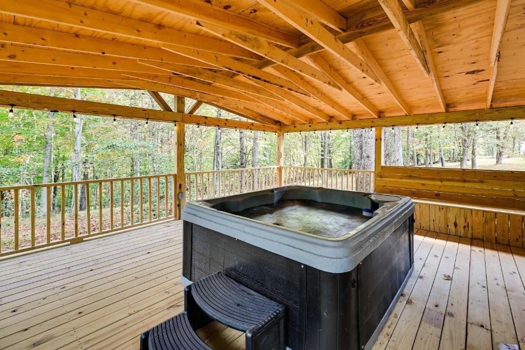 Mammoth Cave House | Mammoth Cave Cabin with Fire Pit - 3 Mi to Lake!