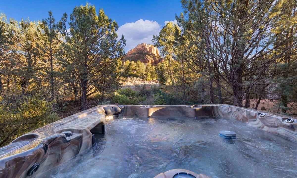 Sedona Villa | Mammoth Rock Oasis-1 bd 1ba Hot Tub Free Pets