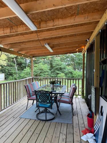 Athens Apartment | Man cave apartment queen sz bed 17 min from town
