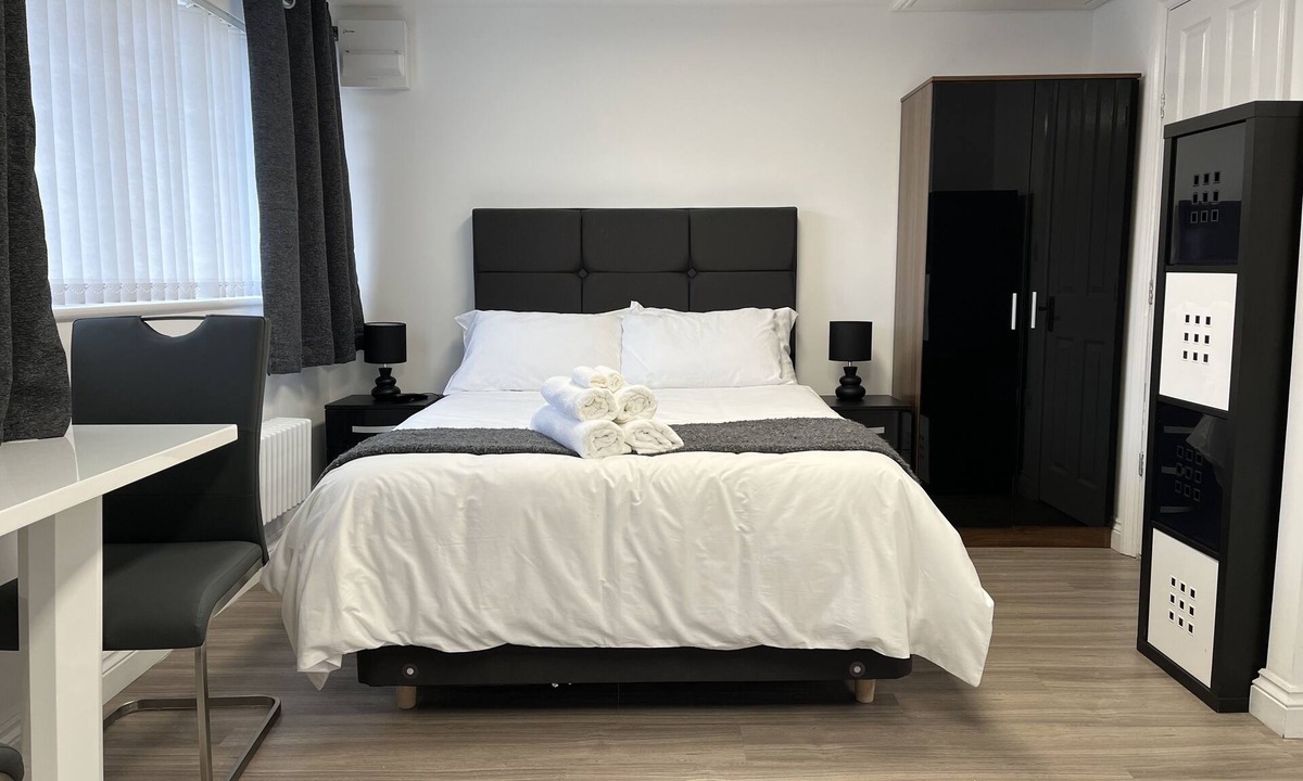 Broadheath Apartment | Man Studio - StereoShower, FreeParking, 5min-Metro