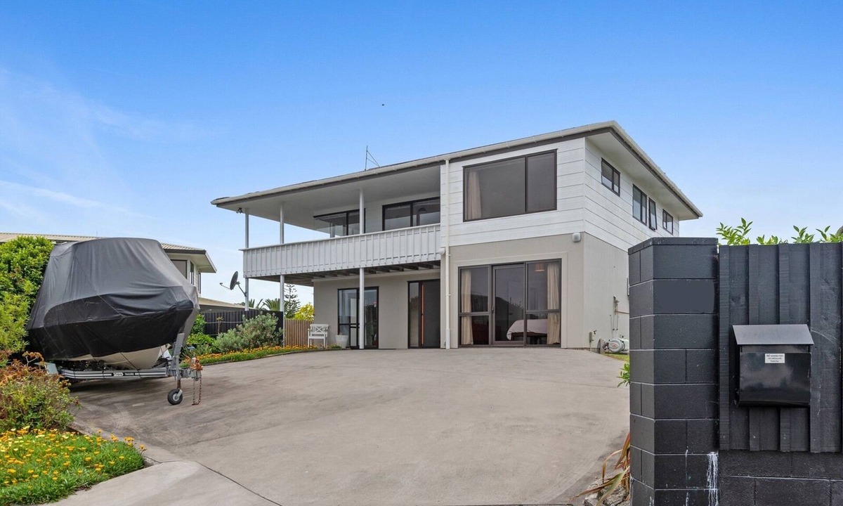 One Tree Point House | Manaia View - One Tree Point Holiday Home