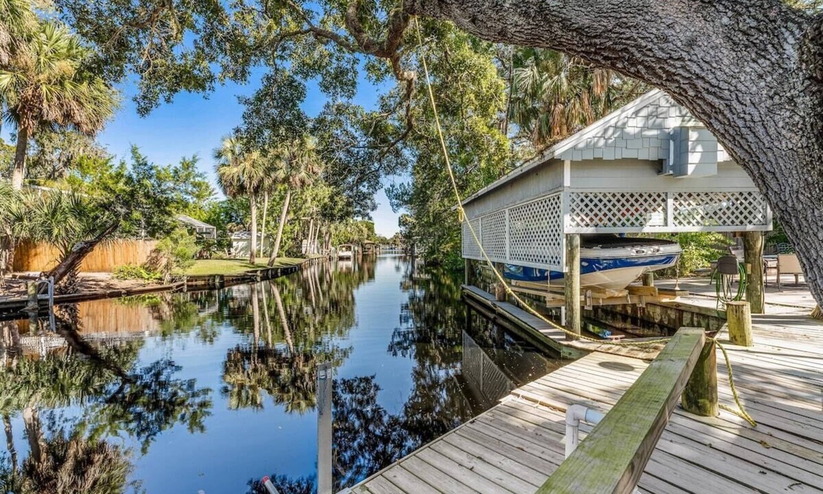 Ormond Beach Cottage | Manatee & kayak friendly waterfront cottage