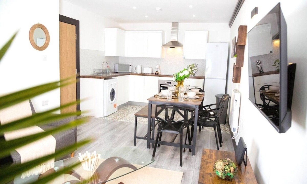 Old Trafford Apartment | Manchester 3 Bed apartment By Bevolve - Free parking