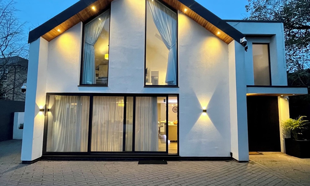 Timperley Villa | Manchesters Hidden Gem