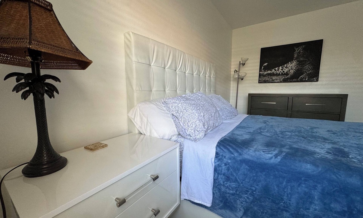 Central Oakland Park Apartment | Mango#1 2 Bedrooms 1 bath minutes to the beach