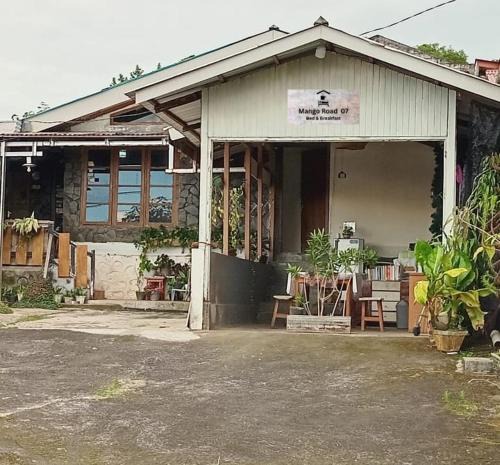 Tomohon Bed & Breakfast | Mango Road 07 Bed & Breakfast