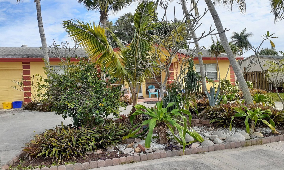 Lake Worth Corridor House | Mangoe room with shared bathroom in shared home