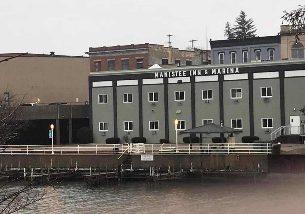 Manistee Hotel | Manistee Inn & Marina