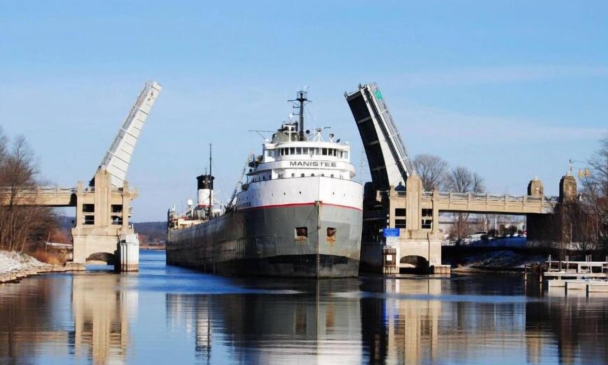 Manistee Hotel | Manistee Inn & Marina